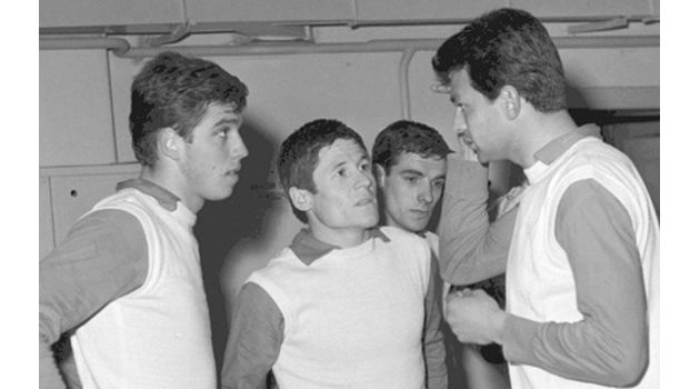 Дерменджиев (в средата) бе част от златна генерация на българския футбол, заедно Аспарухов (вдясно) и Бонев (вляво). Снимка Архив