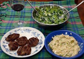 Вечеря със зелена салата, предястие с нахут и арабски кюфтета