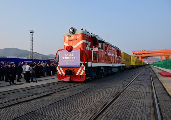 Товарният влак за Москва заминава от замина от гара Мафан, района Пингу в Пекин.
Снимка: Радио Китай