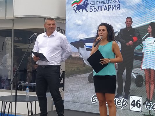 Руси Чернев откри кампанията си точно под часовника на Централна поща в Пловдив и в следващите 29 дни до изборите там ще е работното му място.