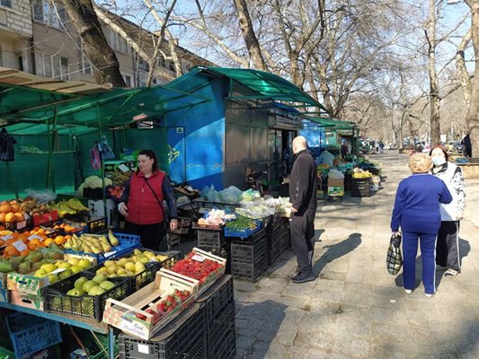 Продавачи на улица "Младежка" разказват за майсторството в краденето на въпросния младеж.