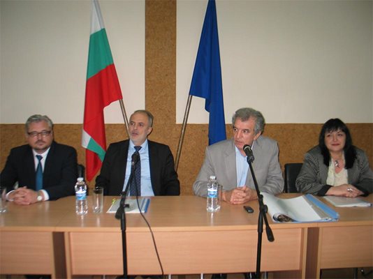 Социалният министър Тотю Младенов се срещна с представители на бизнеса във Видин.
Снимка: Ваня Ставрева