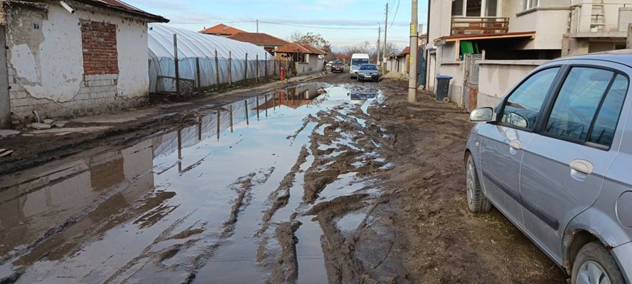 Тънещата в кал улица в село Граф Игнатиево е гъсто населена и хората се чудят откъде да минат. Снимки: Ставри Късарски