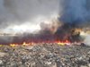 Огънят от сметището на Пловдив край Цалапица тръгна към нивите (Снимки)