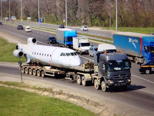 На 5 април тир превози самолета Як-40 по магистрала “Тракия” до музея на авиацията. С машината са летели министрите на Тодор Живков.