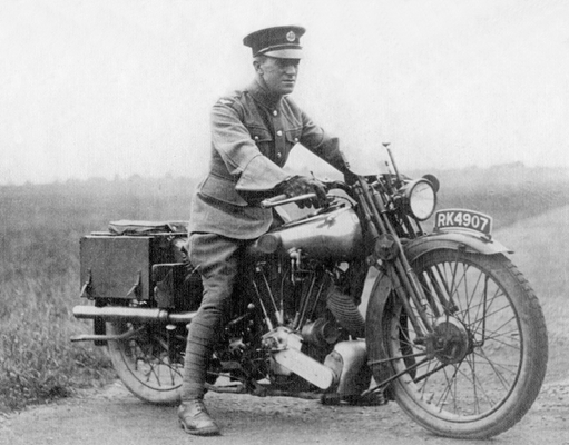 Лорънс на своя мотор, който наричал „Джордж V”