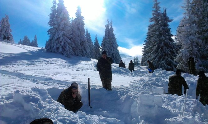 Войници от смолянския полк помагат при разчистване на сняг в бедстващи райони.