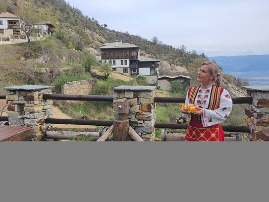 Сийка Милева в село Делчево, снимана с носия.