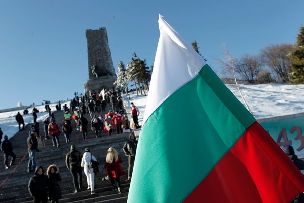 Хиляди очакват началото на тържествата на връх Шипка СНИМКА: Пресцентър на Народното събрание