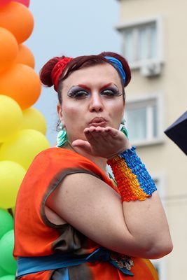 Светият синод на родната ни Света църква призовава да се спре гей парада в София.