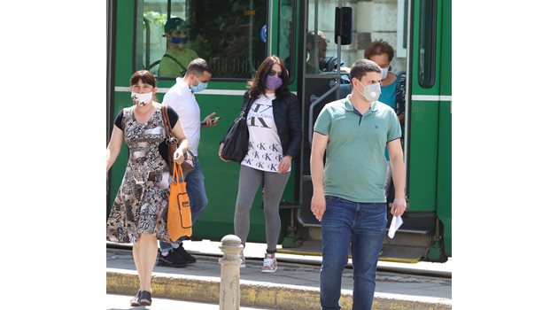 От днес задължително с маска в градския транспорт в София