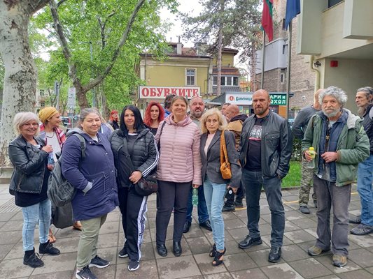 Протестиращи се събраха пред Административния съд в Пловдив в подкрепа на майката, родила вкъщи.