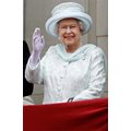Кралица Елизабет Втора маха от балкона на Бъкингамския дворец на  тържествата за юбилея й. 
На ревера й е брошката с 2-та диаманта Кулинан  III и 
Кулинан IV.
СНИМКИ: РОЙТЕРС И АРХИВ