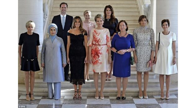 Първите дами в кралския дворец Лакен в Брюксел. На първия ред от ляво на дясно са Брижит Макрон от Франция, Емине Ердоган от Турция, Мелания Тръмп от САЩ, белгийската кралица Матилда, Ингрид Шулеруд-Столтенберг от Норвегия - съпруга на шефа на НАТО, Десислава Радева и Амели Дербодренгиен от Белгия. На втория ред са Готие Дестене от Люксембург, Мойка Стропник от Словения и Тора Маргрет Балдвинсдотир от Исландия. СНИМКИ: РОЙТЕРС