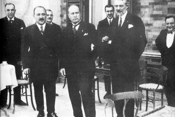 1926 г. Атанас Буров е на среща с премиера на Италия Бенито Мусолини (в средата)