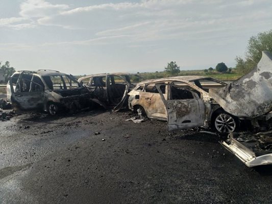 Автомобилите са унищожени, но водачите не са пострадали.