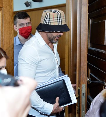 Кристиан Николов (с маската) вилза в съдебната зала.
