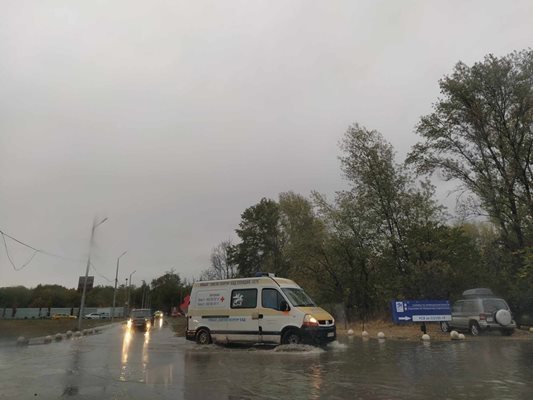 Линейките в града под тепетата се движеха като амфибии през образувалите се езера