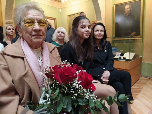 Майката на кмета д-р Димка Димитрова, малката дъщеря Белослава и съпругата на Костадин Димитров Доника.