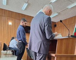 Веселин Тачев с адвоката си Константин Давчев в съда в Пловдив.
