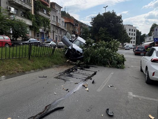 Парчета от колата са се разпилели по пътното платно.