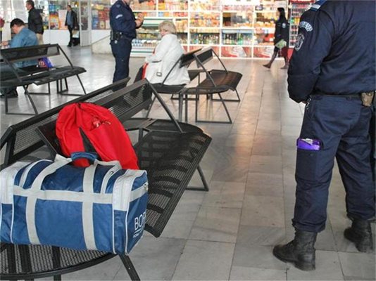 Служители на МВР проверяват забравен багаж на Централна гара. Собственикът се оказа разсеян пътник, който си купуваше кафе.