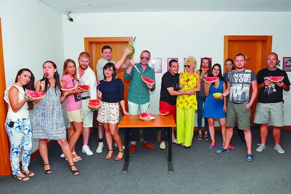 Журналистите от "България Днес" ядат дини в сряда.