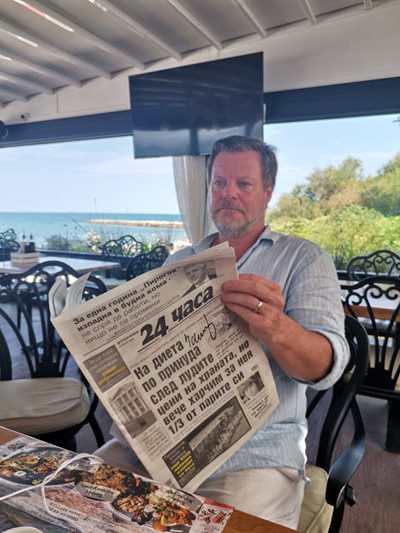 Стефан Шварц разглежда вестник “24 часа”, докато прекосява Бургаския залив с яхта.
Снимка: Кирил Евтимов