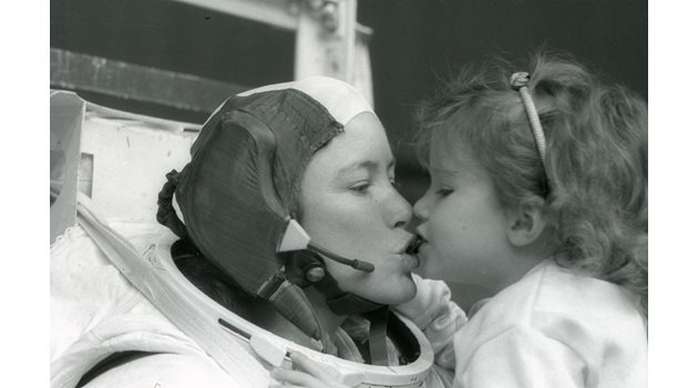 Днес астронавтката с удоволствие гледа внучетата на дъщерите си.