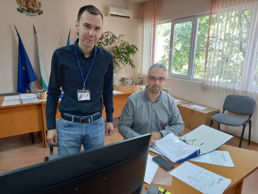 Шефът на 16 РИК  Калоян Сухоруков (седналият вдясно) и неговият заместник Васил Петров.