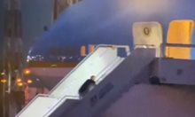 Джо Байдън едва не падна на стълбите на самолет (Видео)