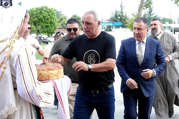 Футболната легенда, придружаван от морския градоначалник,  бе посрещнат с хляб и сол.