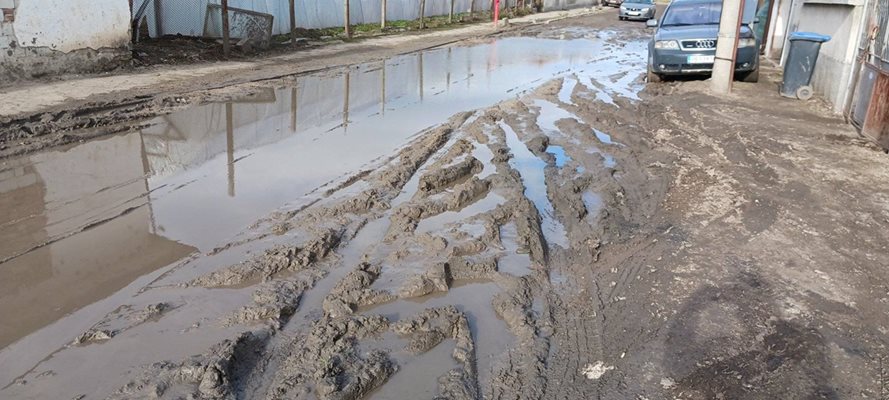 Дори колите не могат да изгазят такава кал в Граф Игнатиево.