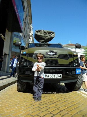 Михаил се снима пред огромен автомобил в центъра на София. 
СНИМКИ: ЛИЧЕН АРХИВ