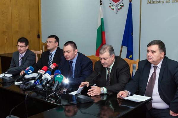 Главният секретар на МВР Светлозар Лазаров (в средата) обясни, че само заради лошите камери не може да е категоричен, че Петко Сертов е в Гърция.  СНИМКА: МВР