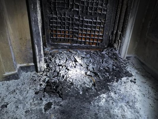 Огнената стихия в бургаския комплекс "Зорница" засегна входа и електромерите