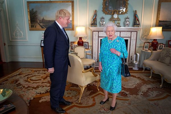 Борис Джонсън разговаря с кралицата.