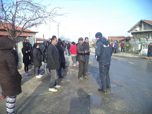 Полицаи са в махалата, за да успокоят напрежението