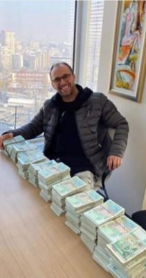 Здравенякът показва пачки с пари на приятелите си в социалните мрежи.