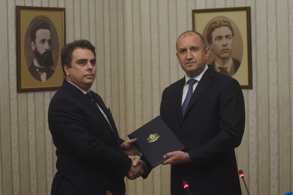Президентът Румен Радев връчва мандата на Асен Василев миналия петък.
