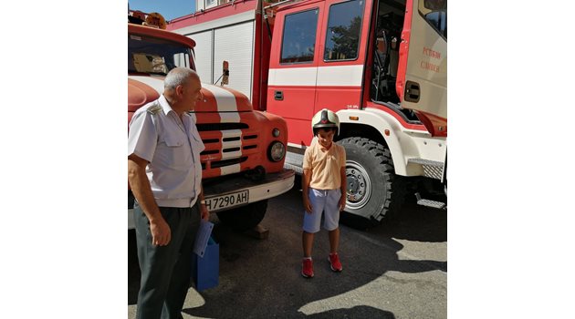 Днес за малко Константин се почувства истински пожарникар.
Снимка: МВР