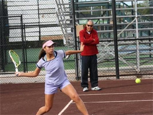 Гуруто на модерния тенис Ник Болетиери гледа тренировката на Виктория Томова в академията в Брейдентън (САЩ). 
СНИМКА: ЛИЧЕН АРХИВ