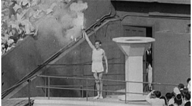 ЦЕНТЪР НА ВНИМАНИЕ: 29 юли 1948 г., Джон Марк е вдигнал факлата с олимпийския огън, събирайки погледите на 85 000 зрители на "Уембли", преди да запали жертвеника.