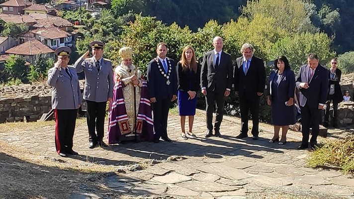 Кметът на Велико Търново Даниел Панов и представители на институциите поднесоха цветя на Пирамидата на Независимостта на Царевец.