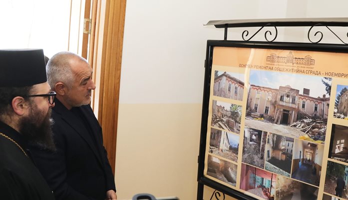 Премиерът Бойко Борисов разговаря с ректора на Софийската духовна семинария архимандрит Пахомий. Тя беше ремонтирана, след като правителството отпусна 2,4 млн. лв.