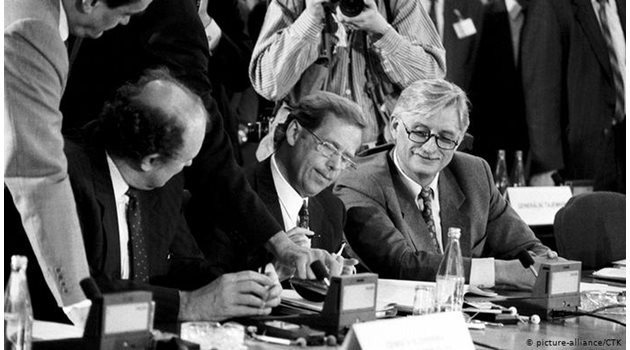 1 юли 1991 г. Президентът на Чехословакия Вацлав Хавел удостоверява с подписа си, че Варшавския договор отива в историята