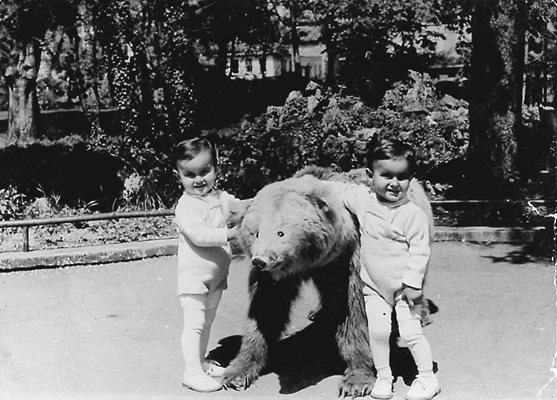 Малките Благовест и Светослав Аргирови в родния Пловдив позират за снимки, прегърнали голяма препарирана мечка. СНИМКИ: ЛИЧЕН АРХИВ