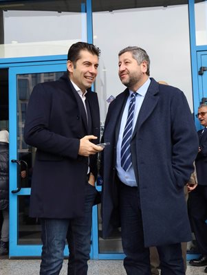 Кирил Петков и Христо Иванов си тръгнаха след откритата част на срещата