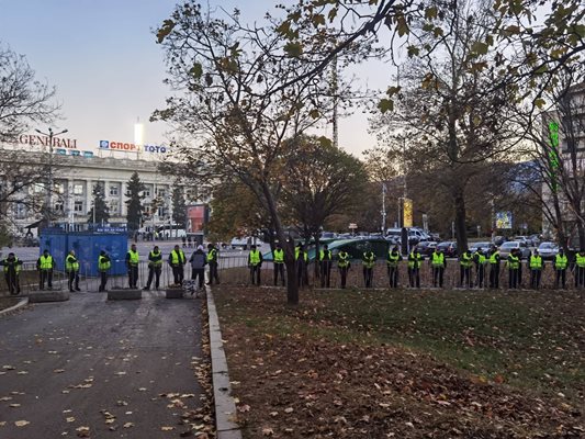 Български и унгарски футболни фенове протестират, блокираха "Орлов мост"
СНИМКА: Йордан Симеонов