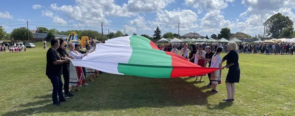 С внасяне на рекордно голямо знаме на България днес започна юбилейната десета хоротека на стадиона в село Бранище.